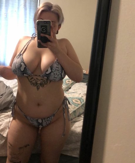 Naakte gelekte OnlyFans-foto van Thebakedbuddhist