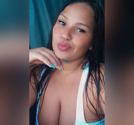 Naakte gelekte OnlyFans-foto van Adriane Esteves