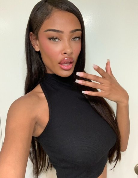 Naakte gelekte OnlyFans-foto van Vinetria