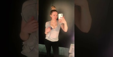 Naakte gelekte OnlyFans-foto van Sirisirililia