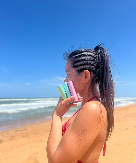 Naakte gelekte OnlyFans-foto van Nana May