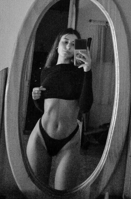 Naakte gelekte OnlyFans-foto van Flor Laneve