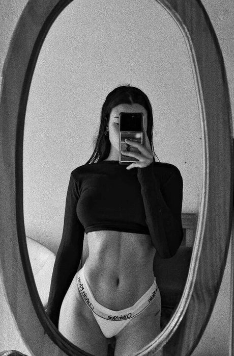 Naakte gelekte OnlyFans-foto van Flor Laneve