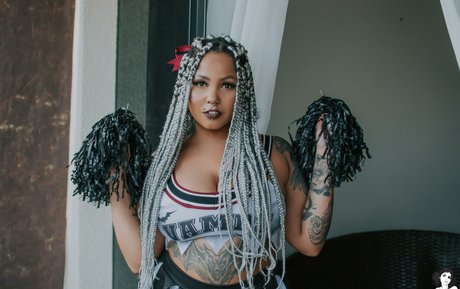 Naakte gelekte OnlyFans-foto van Ravenna Suicide