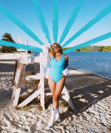 Naakte gelekte OnlyFans-foto van Emma Topps