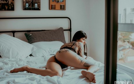 Naakte gelekte OnlyFans-foto van Witch Love