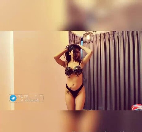 Naakte gelekte OnlyFans-foto van Bossgirlannie