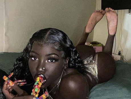 Naakte gelekte OnlyFans-foto van Cyn Kaine