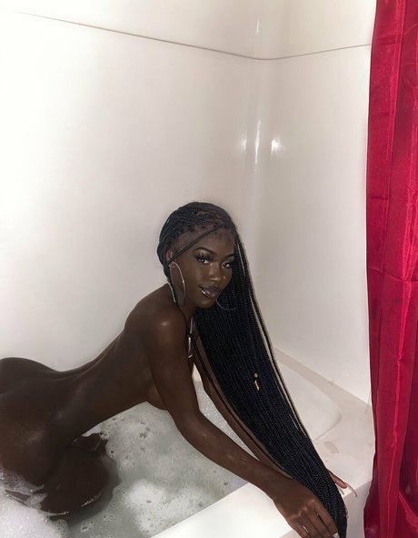 Naakte gelekte OnlyFans-foto van Cyn Kaine