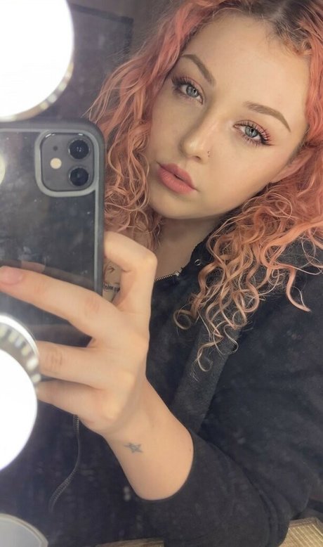 Naakte gelekte OnlyFans-foto van Pinkthemagicdragon
