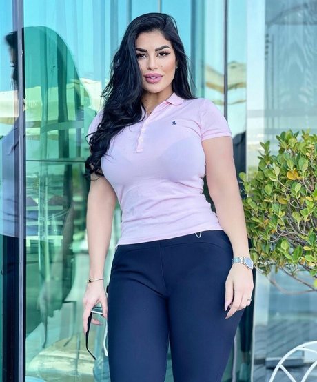 Naakte gelekte OnlyFans-foto van Amira Mounir Srarfi