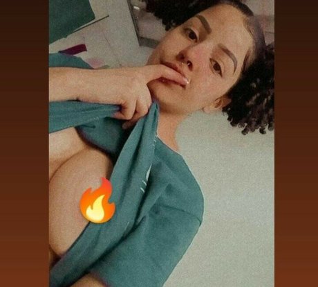 Naakte gelekte OnlyFans-foto van Dona Raba