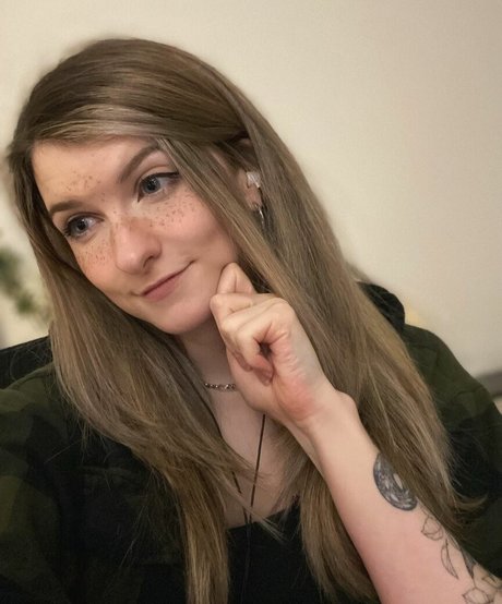 Naakte gelekte OnlyFans-foto van Lumenti