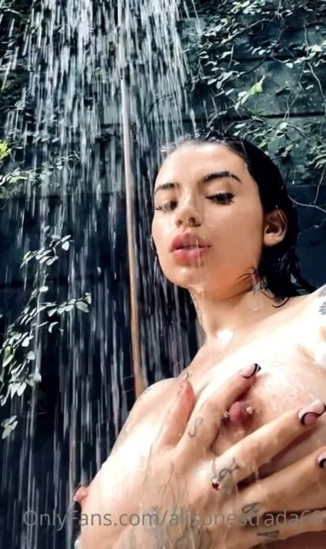 Naakte gelekte OnlyFans-foto van Alison Estrada