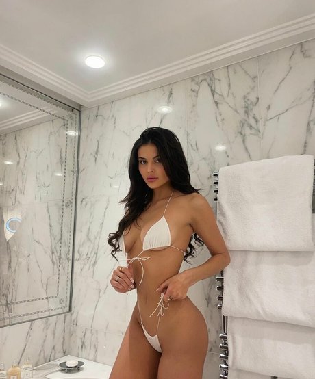 Naakte gelekte OnlyFans-foto van Holly Scarfone