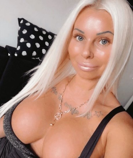 Naakte gelekte OnlyFans-foto van Suzi Grande