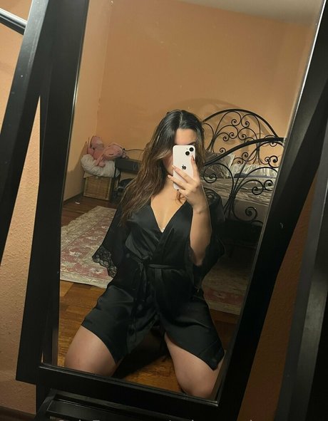 Naakte gelekte OnlyFans-foto van Onlynaomisummers