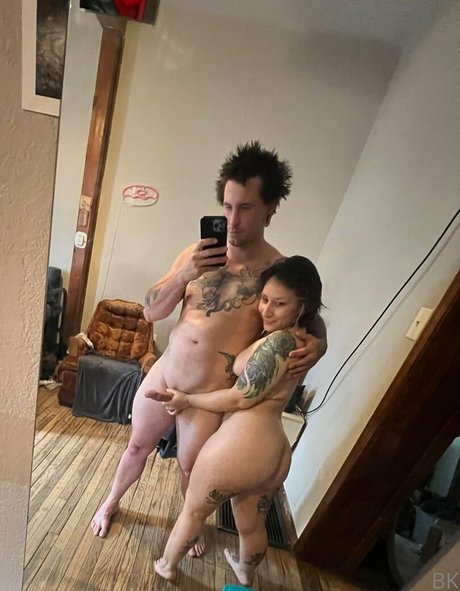 Naakte gelekte OnlyFans-foto van Khaoskayefree