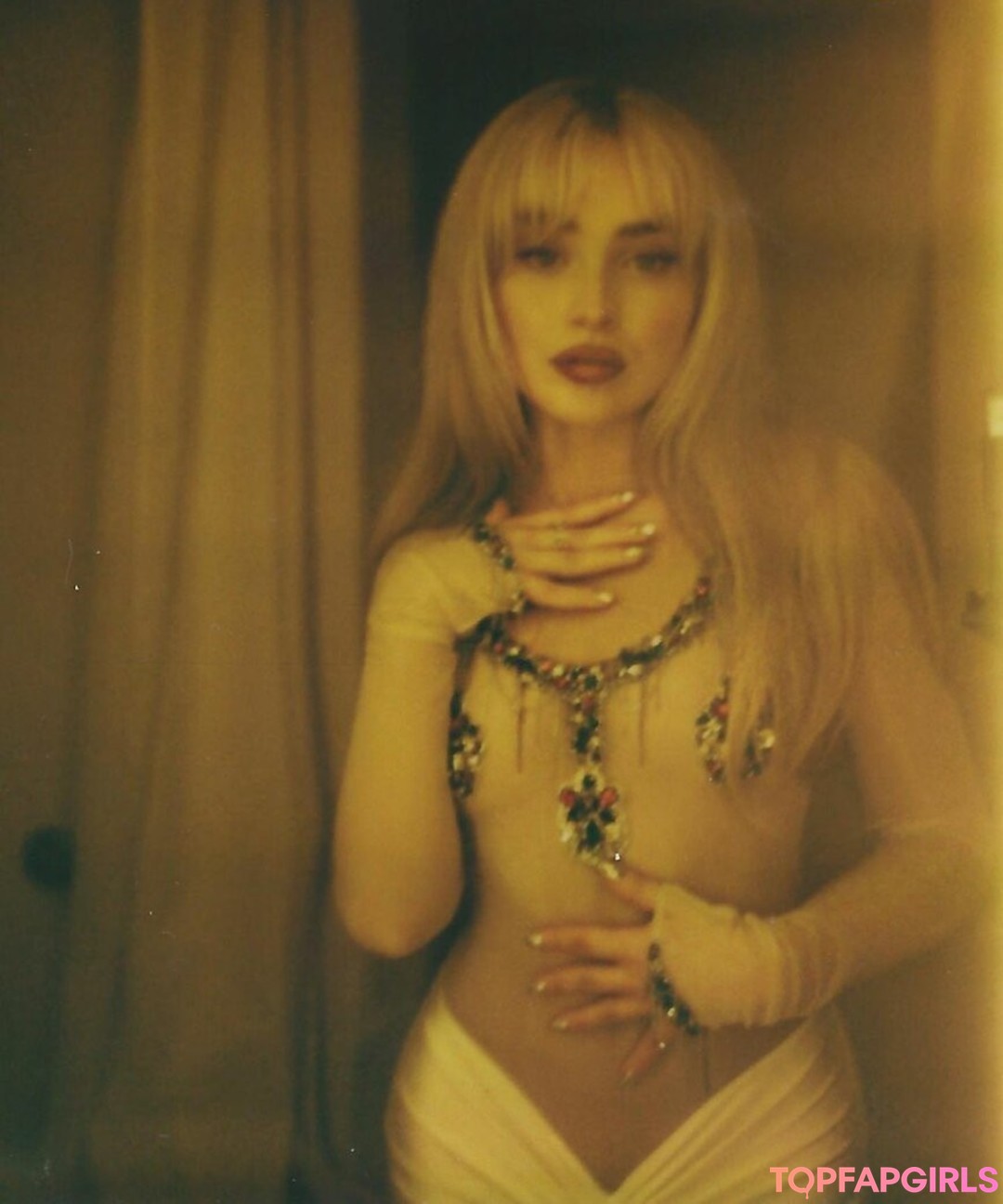 Naakte gelekte OnlyFans-foto van Sabrina Carpenter #1125