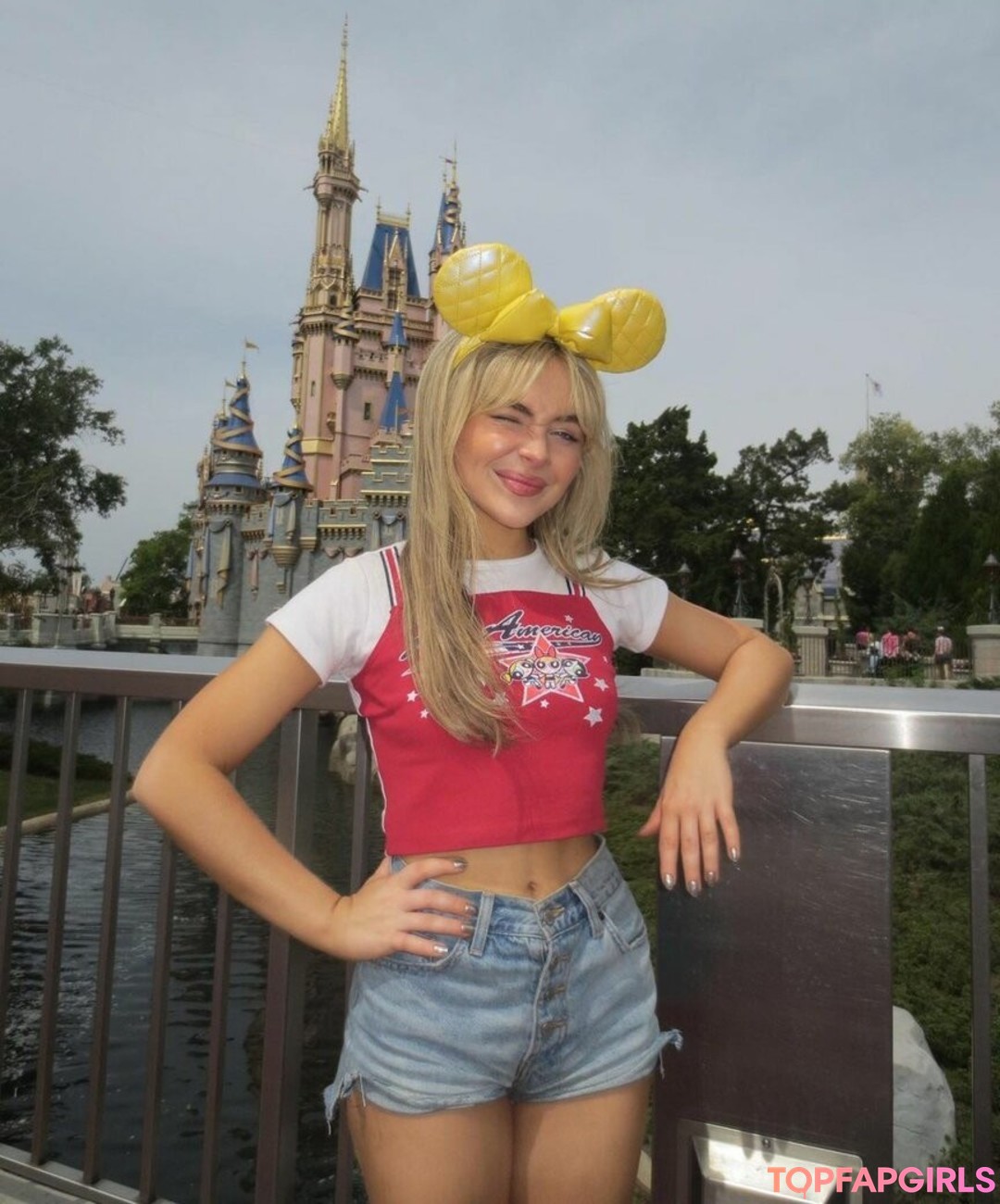 Naakte gelekte OnlyFans-foto van Sabrina Carpenter #1142