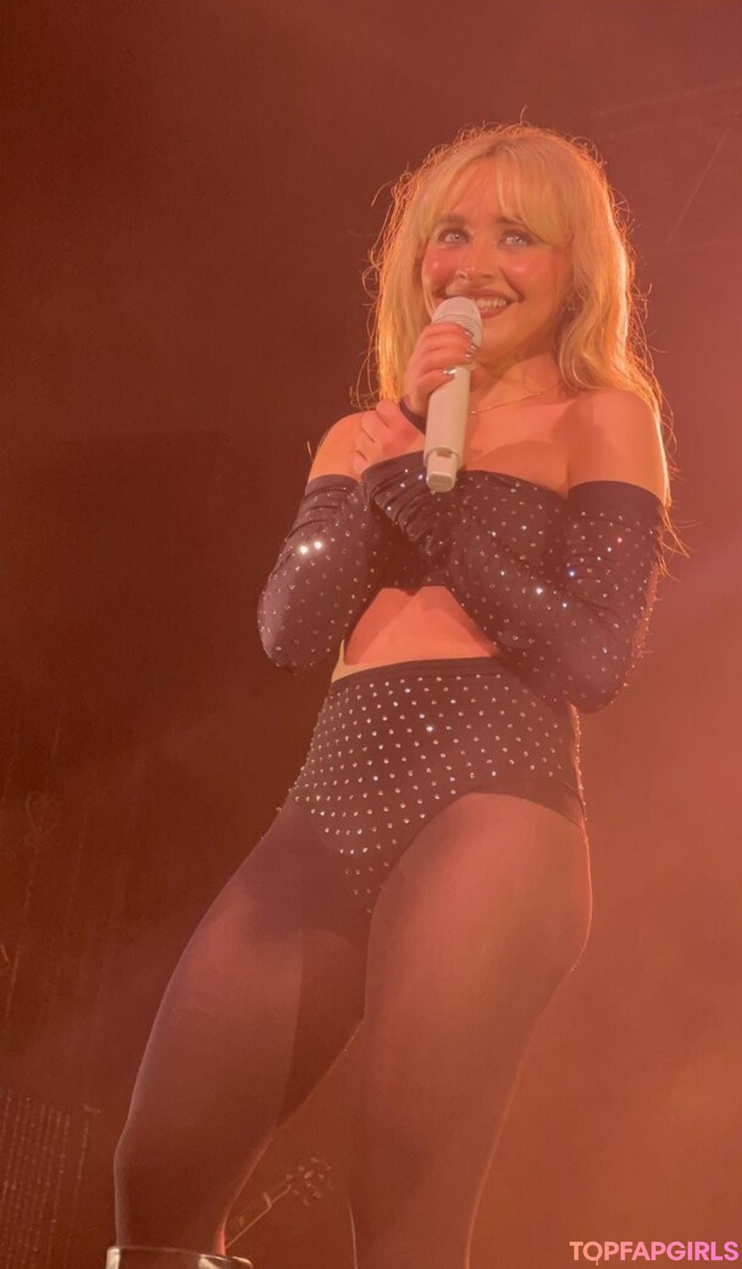 Naakte gelekte OnlyFans-foto van Sabrina Carpenter #1163