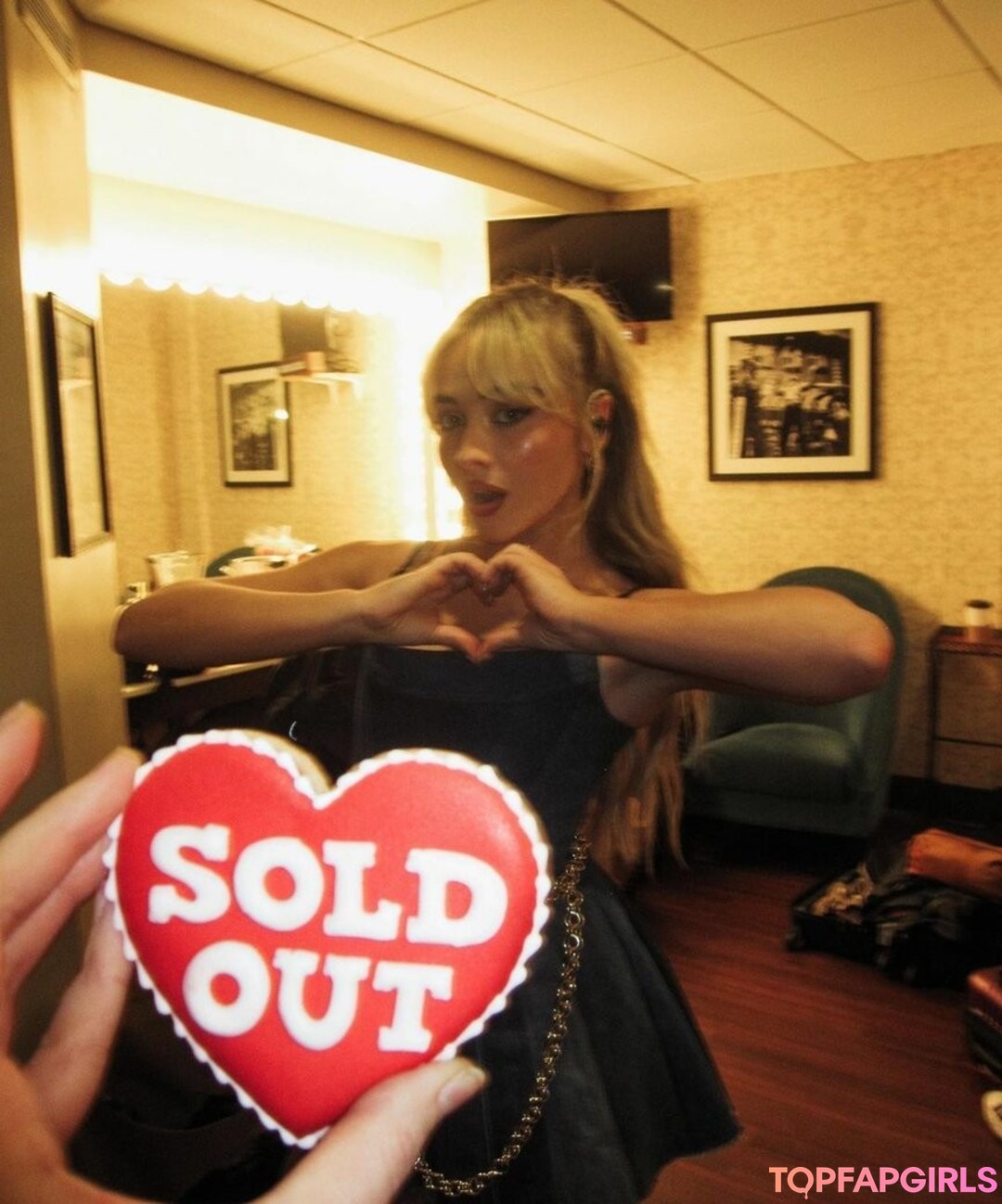 Naakte gelekte OnlyFans-foto van Sabrina Carpenter #1261