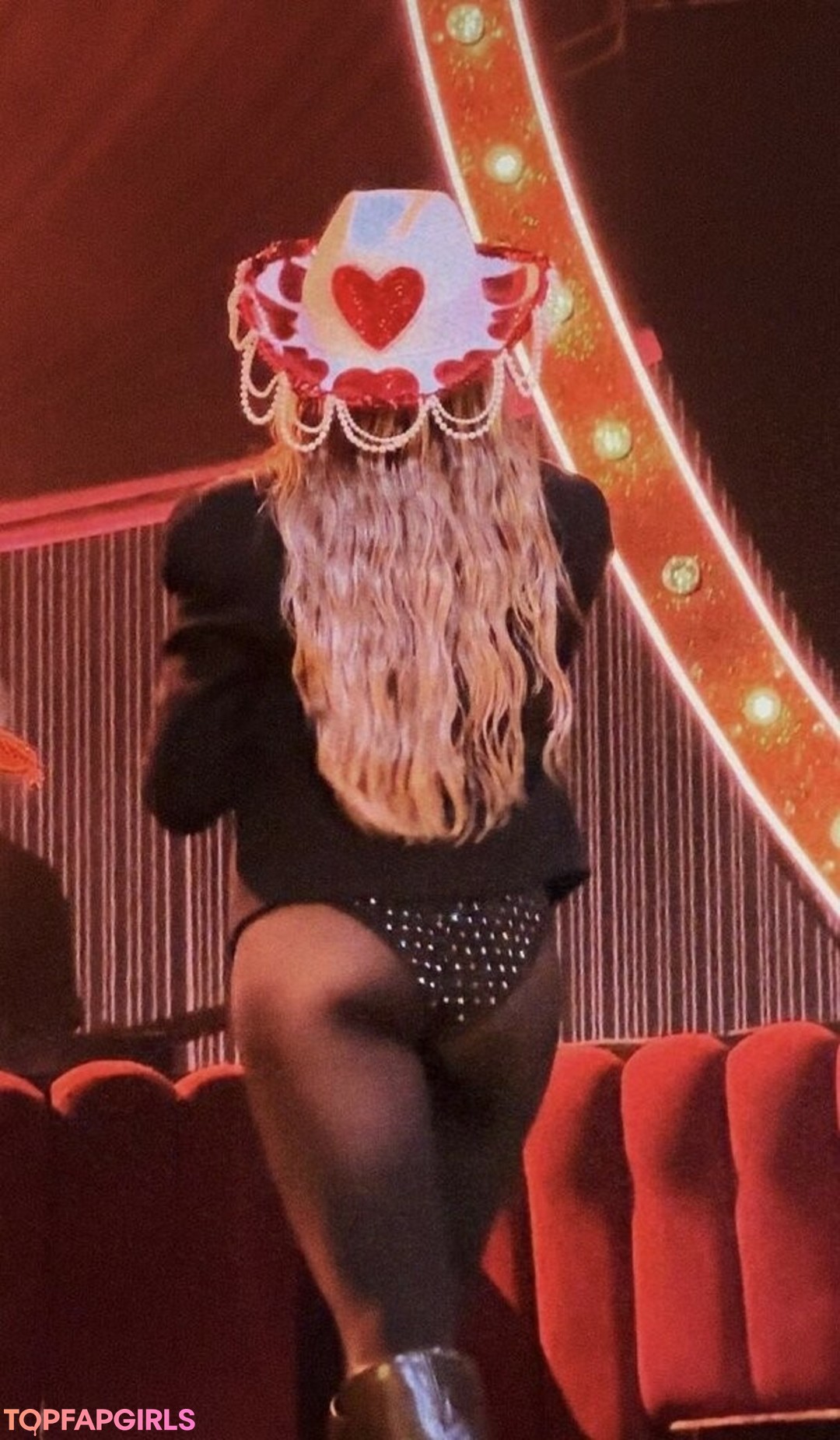 Naakte gelekte OnlyFans-foto van Sabrina Carpenter #1295