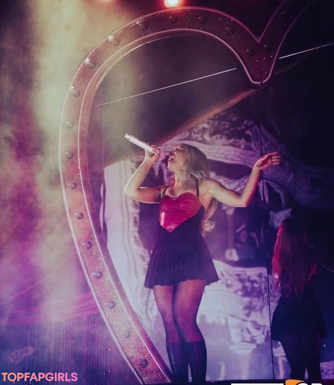 Naakte gelekte OnlyFans-foto van Sabrina Carpenter #1386