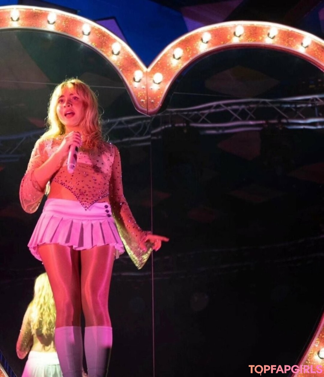 Naakte gelekte OnlyFans-foto van Sabrina Carpenter #1400