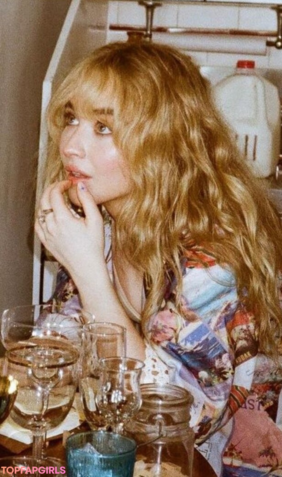 Naakte gelekte OnlyFans-foto van Sabrina Carpenter #1484
