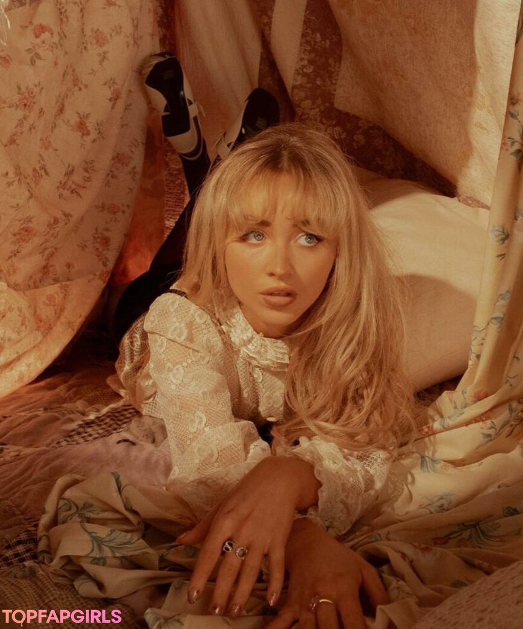 Naakte gelekte OnlyFans-foto van Sabrina Carpenter #1521