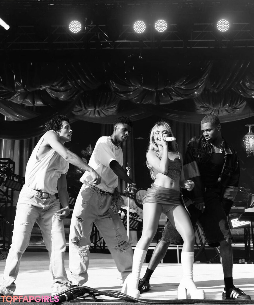 Naakte gelekte OnlyFans-foto van Sabrina Carpenter #1577