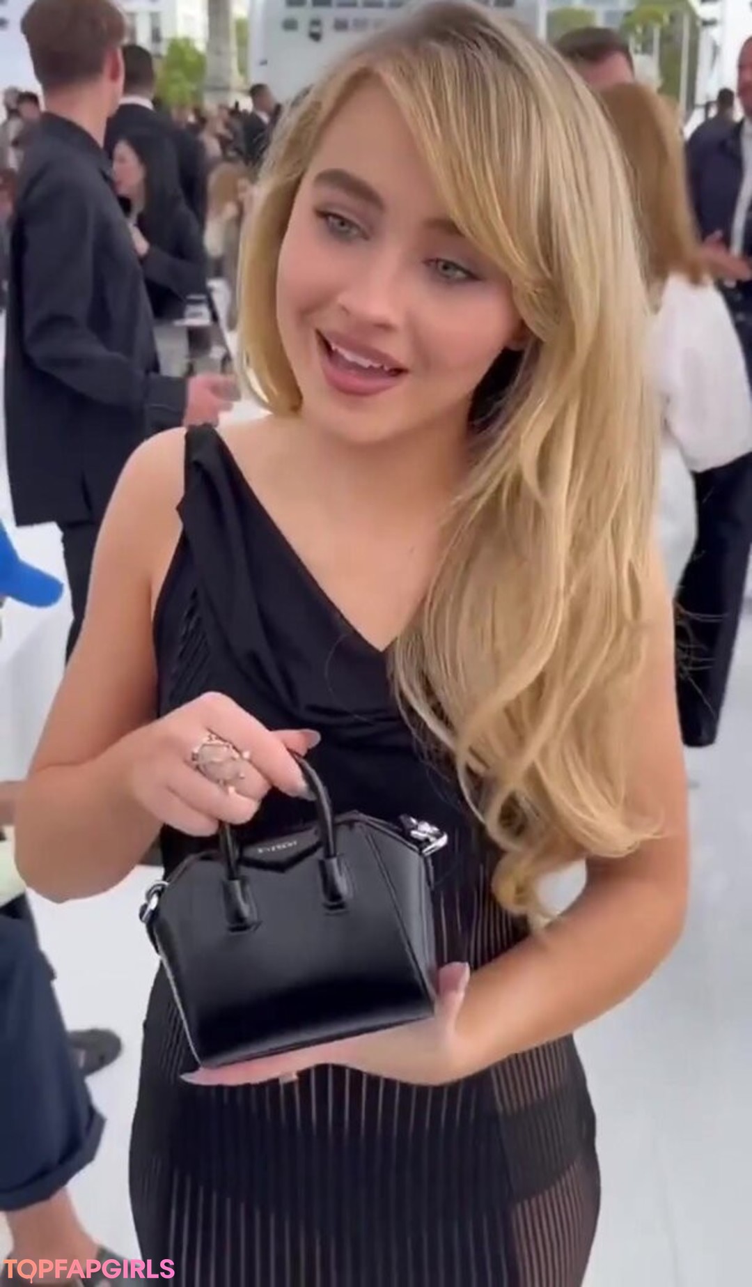 Naakte gelekte OnlyFans-foto van Sabrina Carpenter #1718