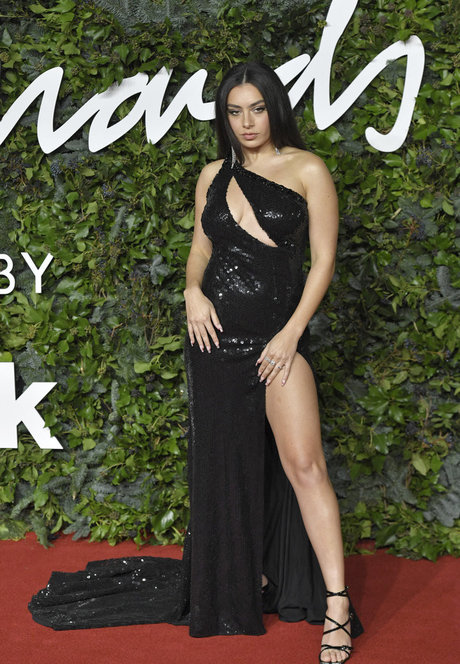 Naakte gelekte OnlyFans-foto van Charli Xcx