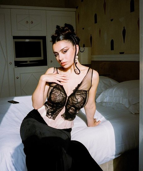 Naakte gelekte OnlyFans-foto van Charli Xcx