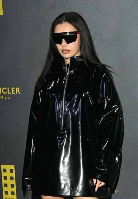 Naakte gelekte OnlyFans-foto van Charli Xcx