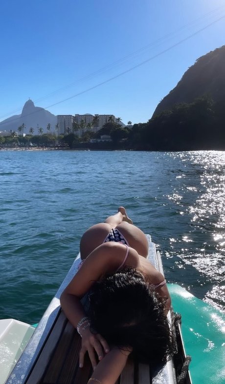 Naakte gelekte OnlyFans-foto van Bruna Marquezine