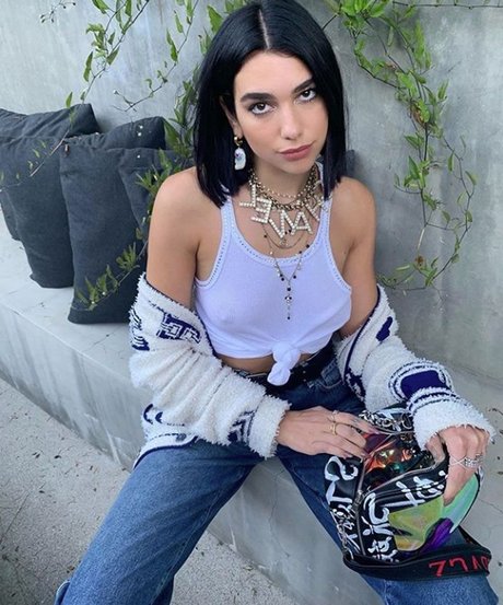 Naakte gelekte OnlyFans-foto van Dua Lipa
