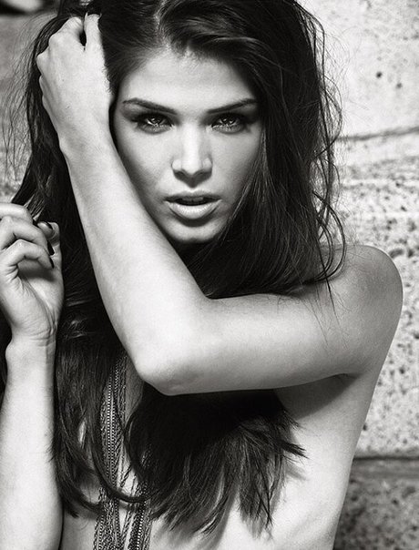 Naakte gelekte OnlyFans-foto van Marie Avgeropoulos