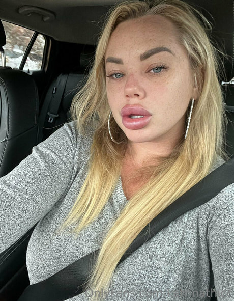 Naakte gelekte OnlyFans-foto van Katrinathicc