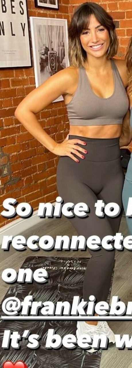 Naakte gelekte OnlyFans-foto van Frankie Bridge