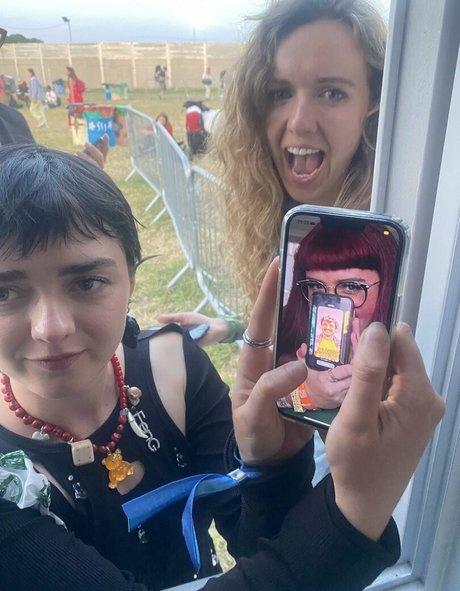 Naakte gelekte OnlyFans-foto van Maisie Williams