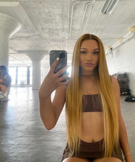 Naakte gelekte OnlyFans-foto van Jaylen Barron