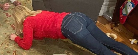 Naakte gelekte OnlyFans-foto van Angela Kinsey