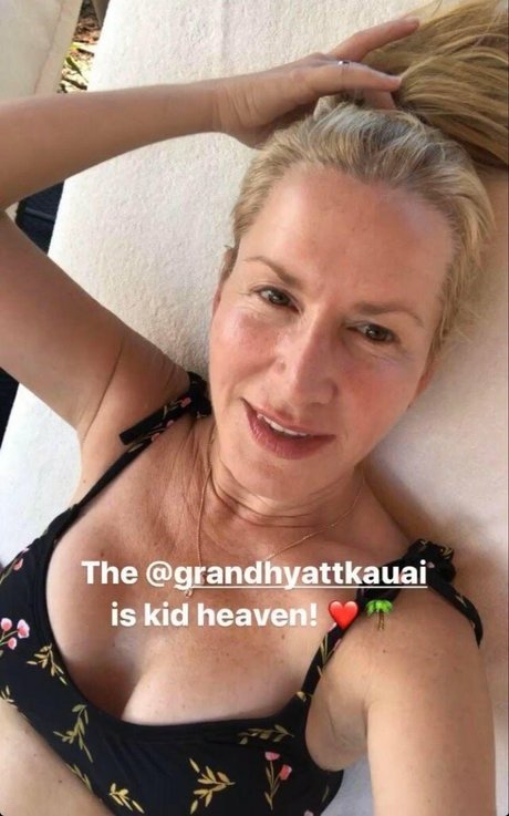 Naakte gelekte OnlyFans-foto van Angela Kinsey