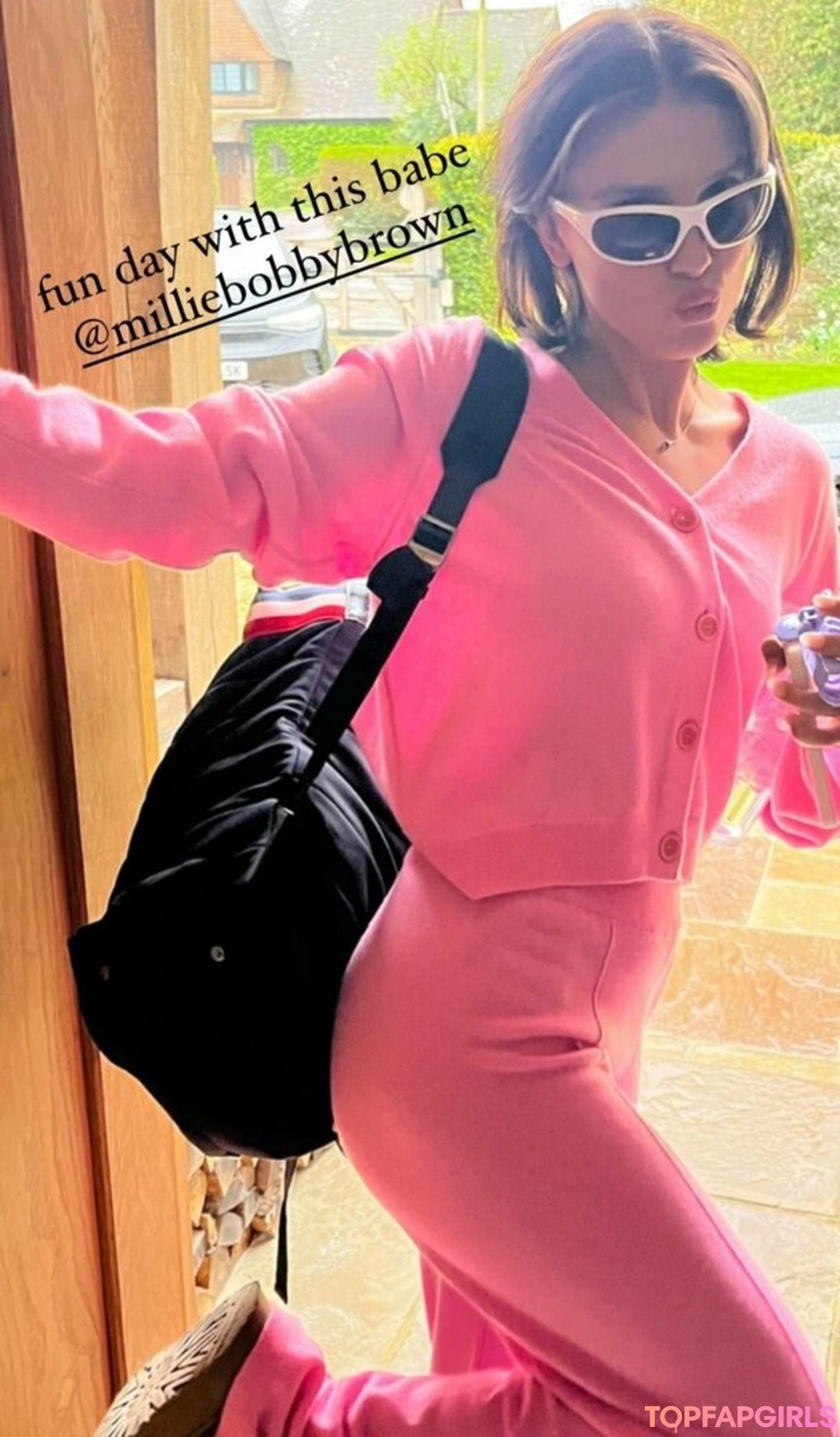 Naakte gelekte OnlyFans-foto van Millie Bobby Brown #1042