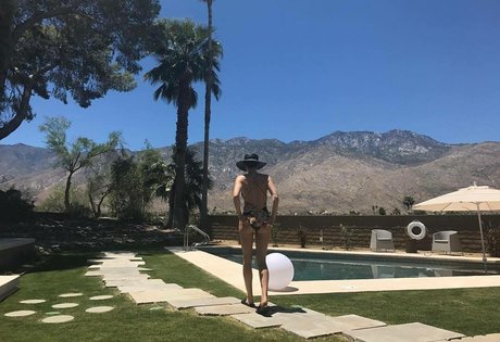 Naakte gelekte OnlyFans-foto van Shelley Hennig
