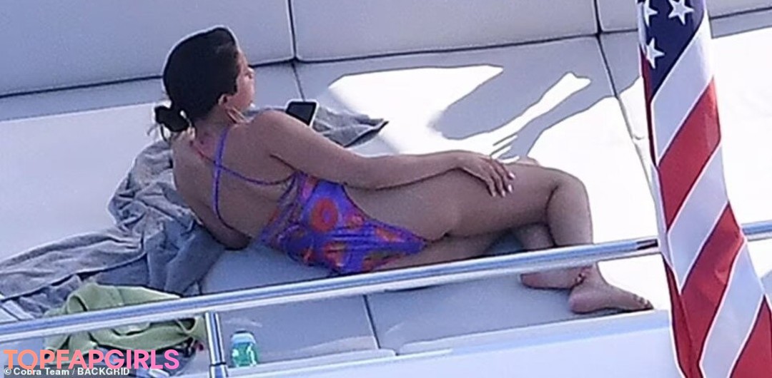 Naakte gelekte OnlyFans-foto van Selena Gomez #1228