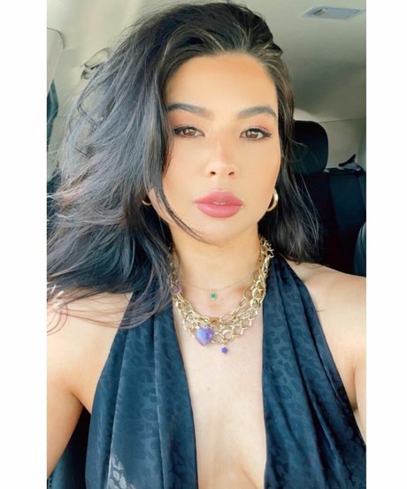 Naakte gelekte OnlyFans-foto van Carolinekwan