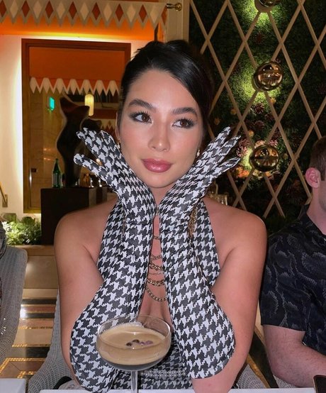 Naakte gelekte OnlyFans-foto van Carolinekwan